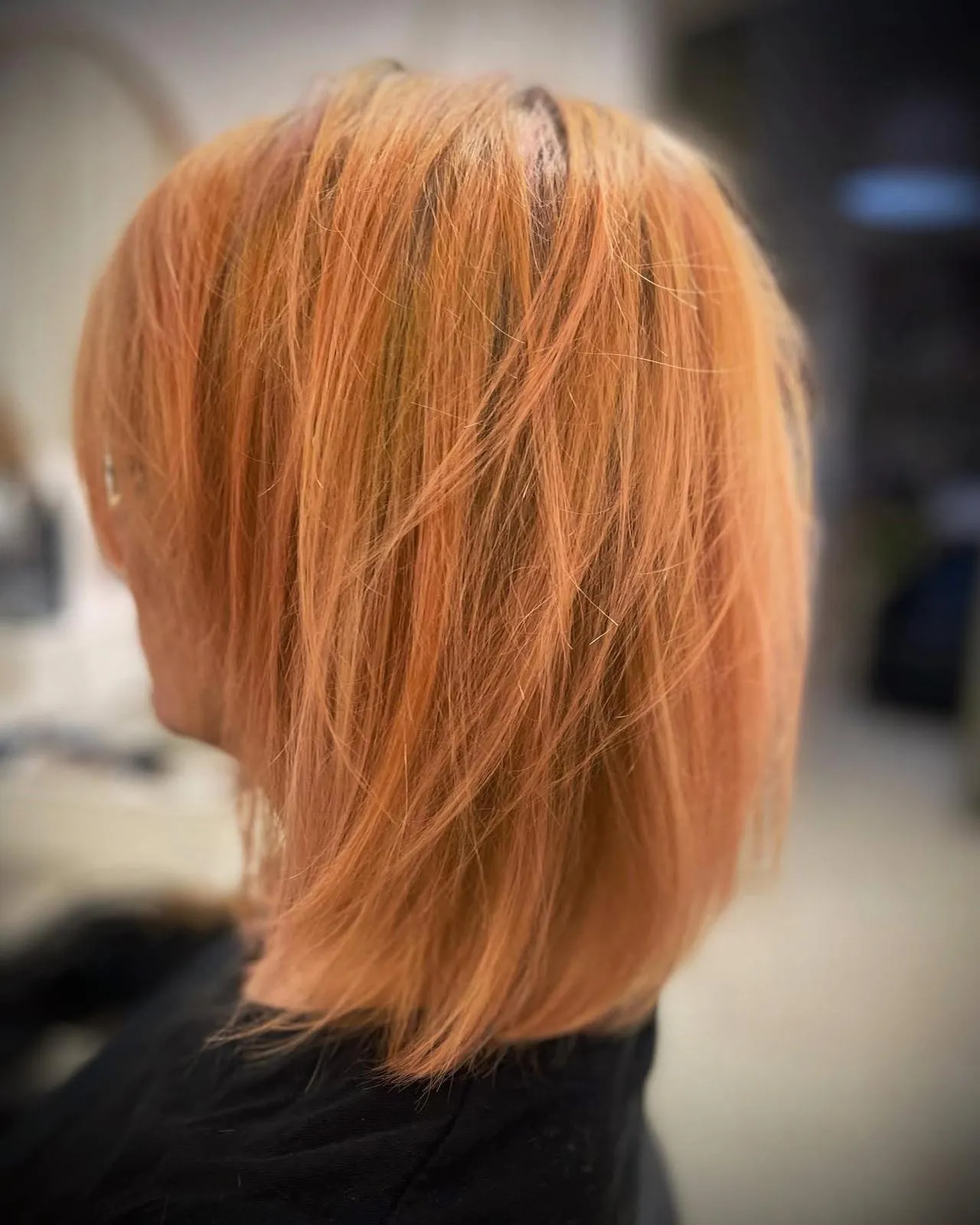 Jahodově blond bob s teplými tóny, detail zezadu
